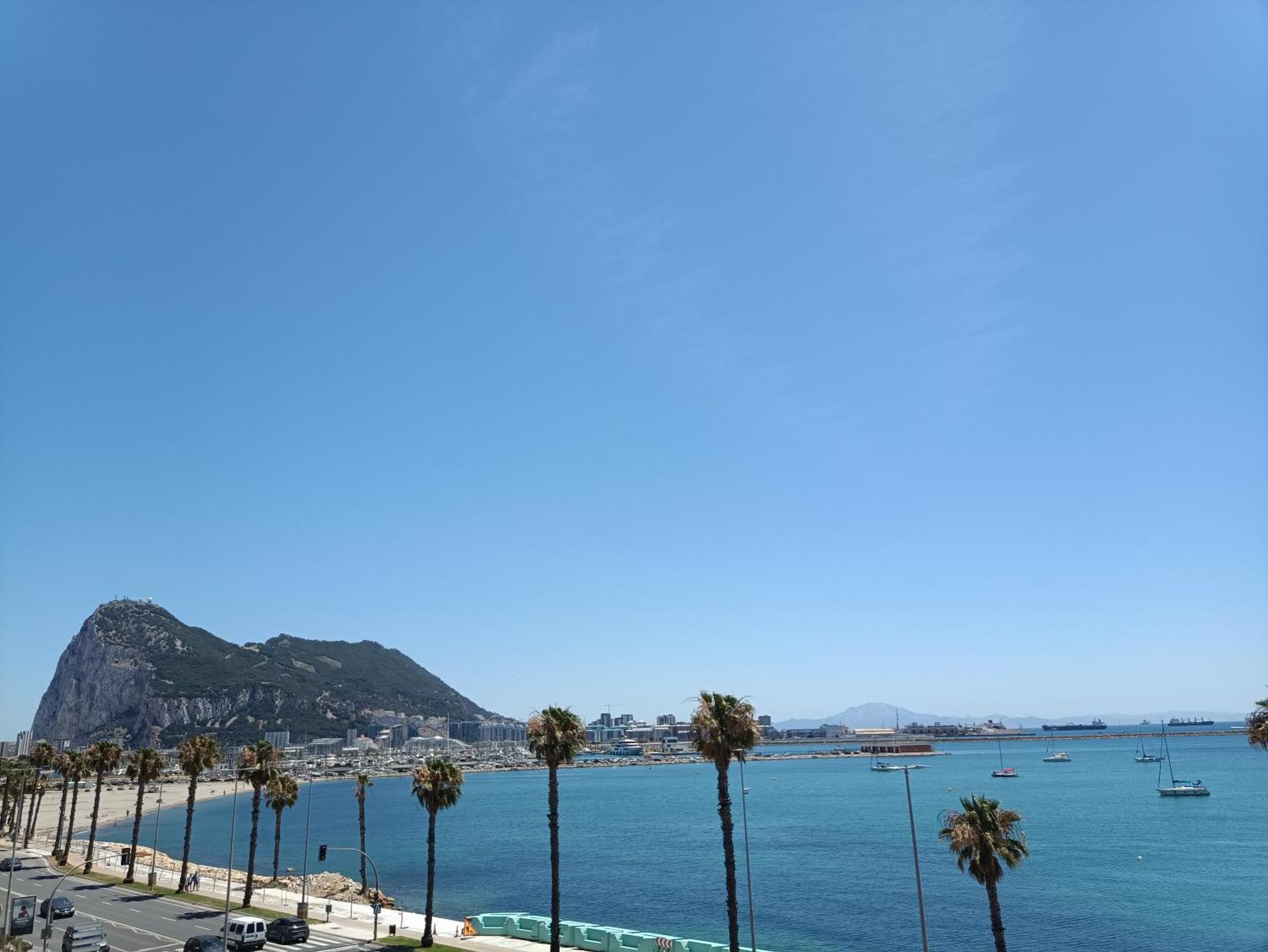 Vistas A 3 Paises Y 2 Continentes 1º Linea De Playa A 5 Minutos De Gibraltar Lejlighed La Línea de la Concepción Eksteriør billede